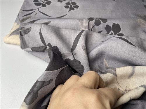 Fastvævet viscose - lækre grå toner med store blomster